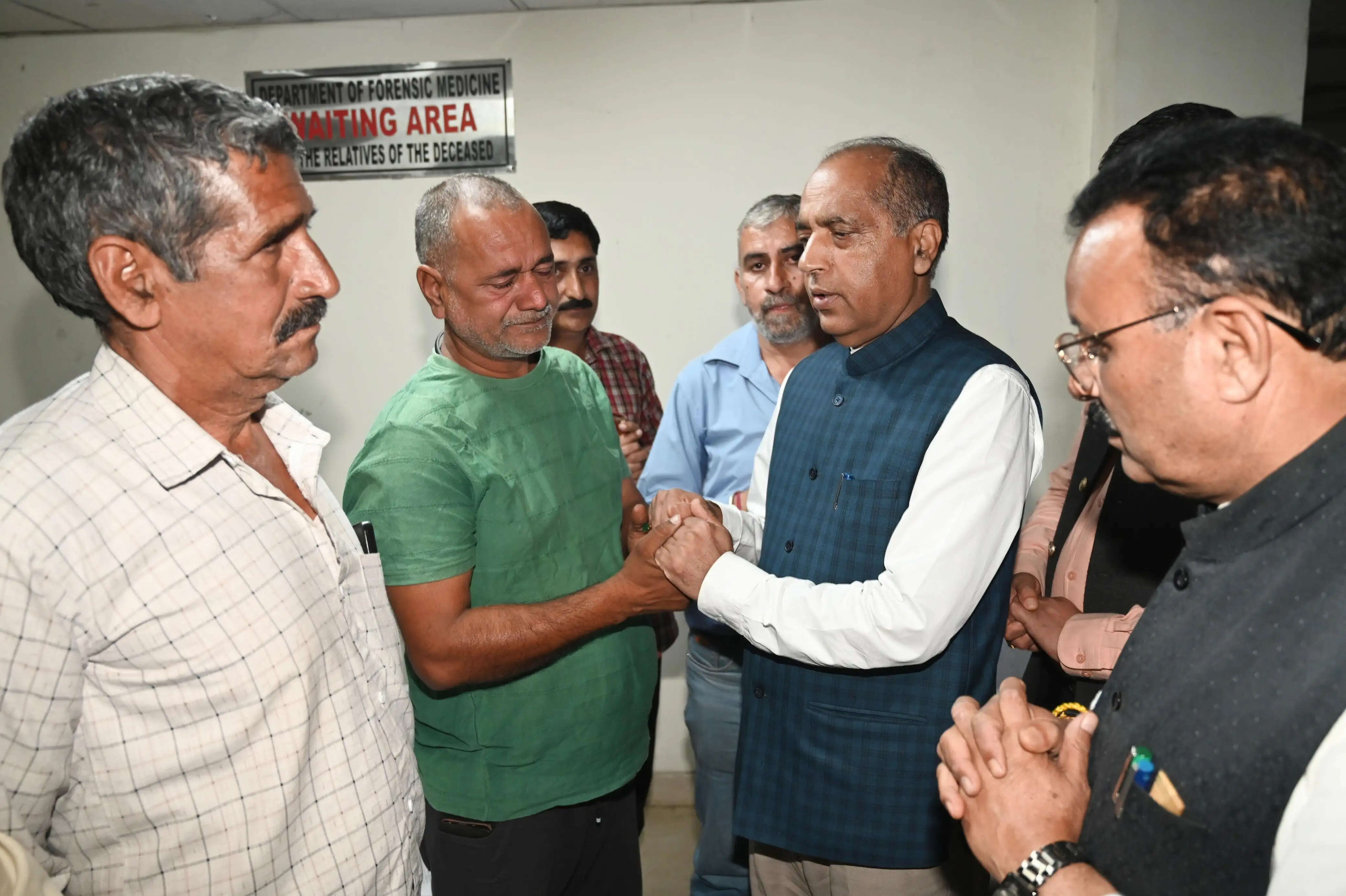 सिया हत्याकांड: जयराम ठाकुर ने परिवार से मिलकर जांच और कड़ी सजा की मांग की