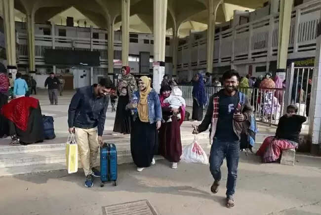 बांग्लादेश में रेल हड़ताल खत्म,&nbsp;अंतरिम सरकार घुटनों पर,&nbsp;रनिंग कर्मचारियों की मांग पूरी&nbsp;