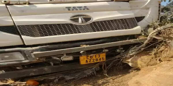 ट्रेलर ने टेंपो सवार यात्री को कुचला, मौत