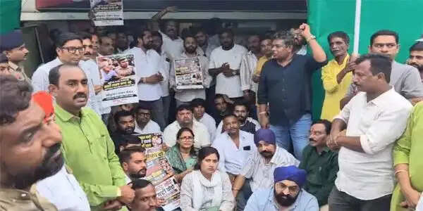 कांग्रेस नेताओं और कार्यकर्ताओं के खिलाफ दर्ज एफआईआर के विरोध में कांग्रेसियों ने किया प्रदर्शन, ज्ञापन सौपा