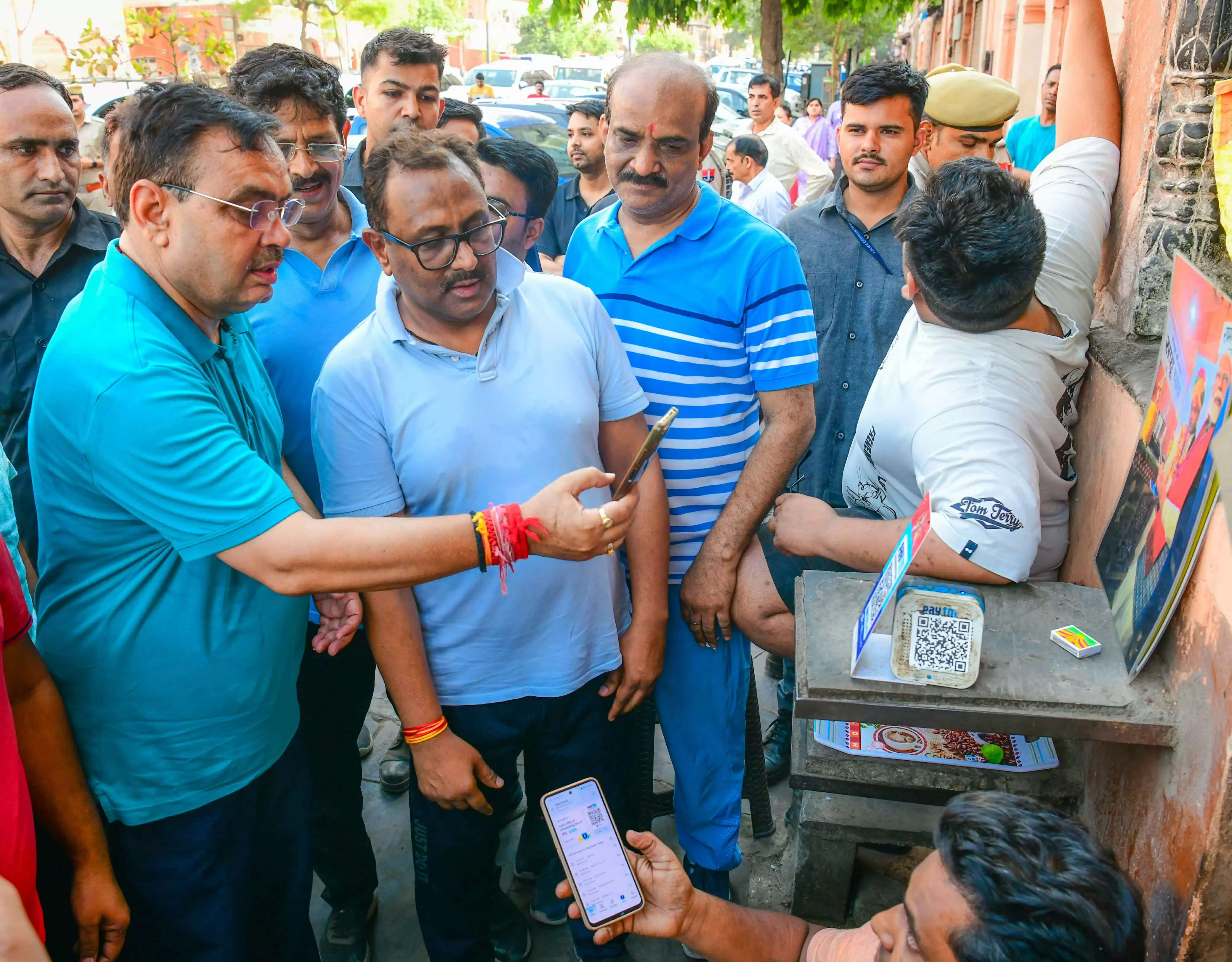 चुनावी भागदौड़ के बाद मुख्यमंत्री की सेंट्रल पार्क में मॉर्निंग वॉक, सड़क किनारे चाय पीकर किया ऑनलाइन भुगतान