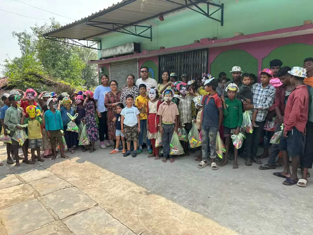 हरिलीला ट्रस्ट ने सबरिया डेरा के बच्चों को बांटे रंग गुलाल, खिल उठे सबके चेहरे