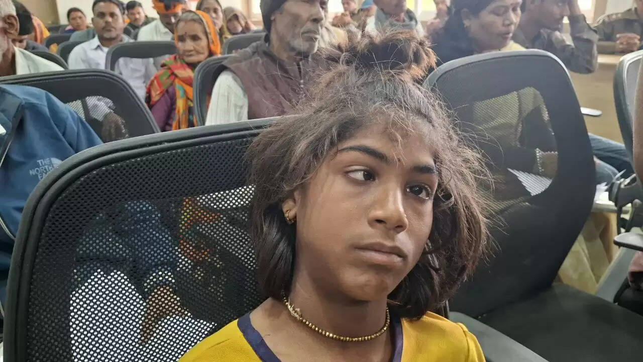 दमोह-प्रशासन की संवेदनशील पहल बनी सहारा, सेरेब्रल पाल्सी पीड़ित राधिका के परिवार को मिली उम्मीद