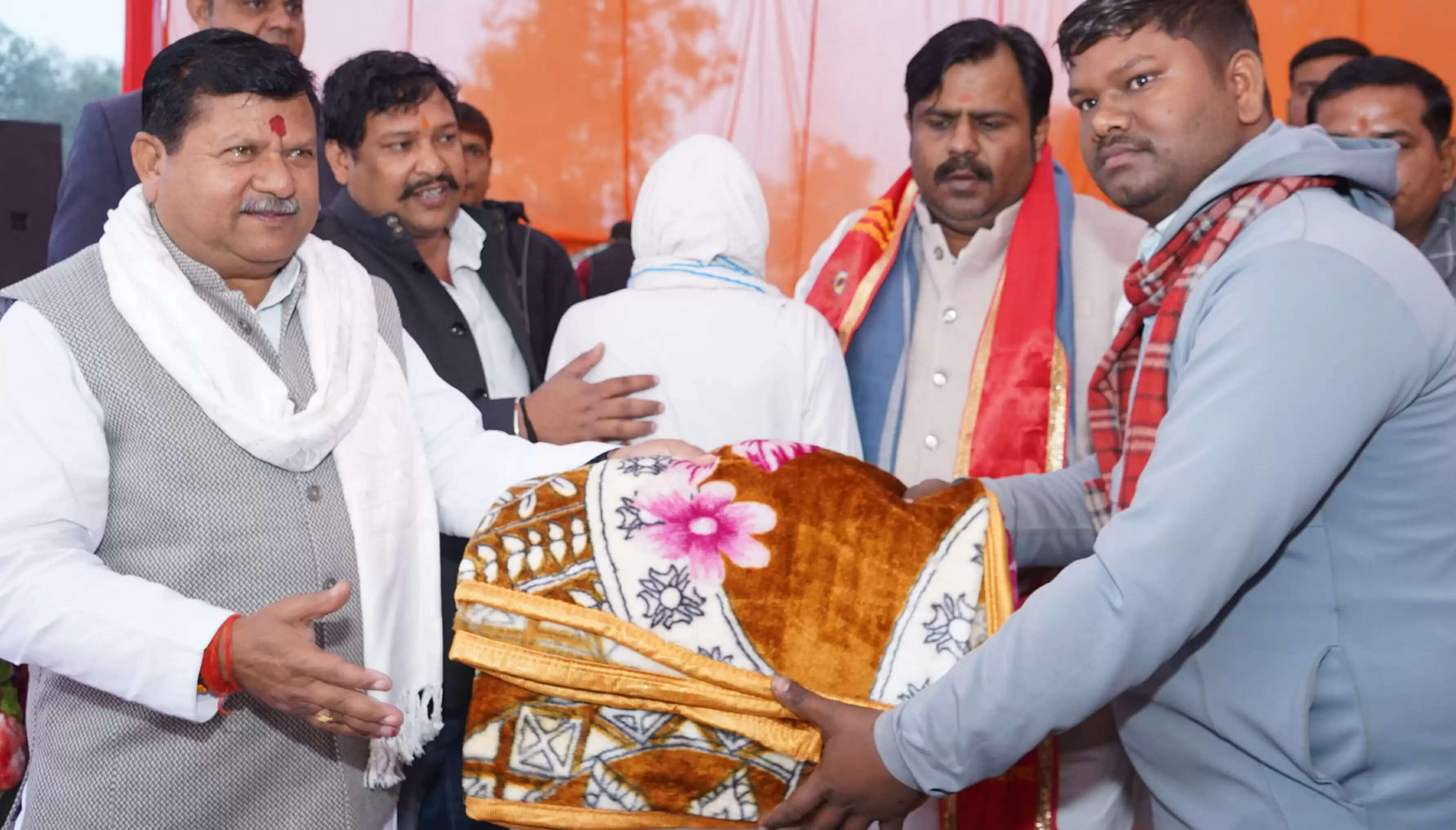 गरीबों -जरूरत मंदों के साथ हर कदम पर खड़ी है सरकार : राज्यमंत्री राकेश राठौर