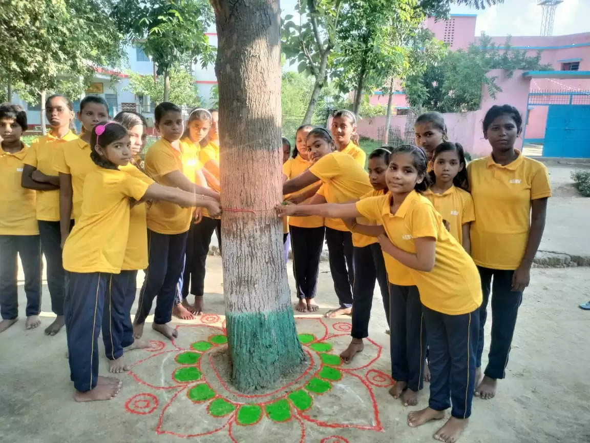 वृक्ष में रक्षा सूत्र बंधकर पर्यावरण संरक्षण का लिया संकल्प