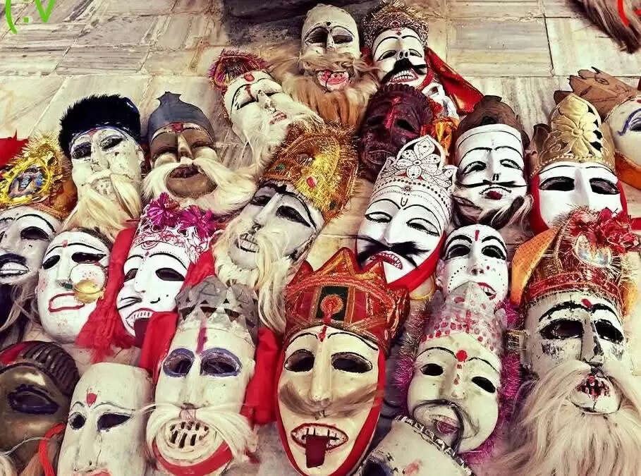 मंडी के थाची में देव संस्कृति का अनूठा समागम, मुखौटेधारियों ने उजाड़ डाली अशोक वाटिका