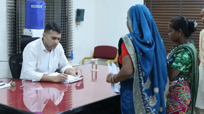 कलेक्टर जनदर्शन-नए सीएचसी भवन,सड़क और एंबुलेंस सहित नटवर स्कूल में अतिरिक्त शिक्षक की मांग