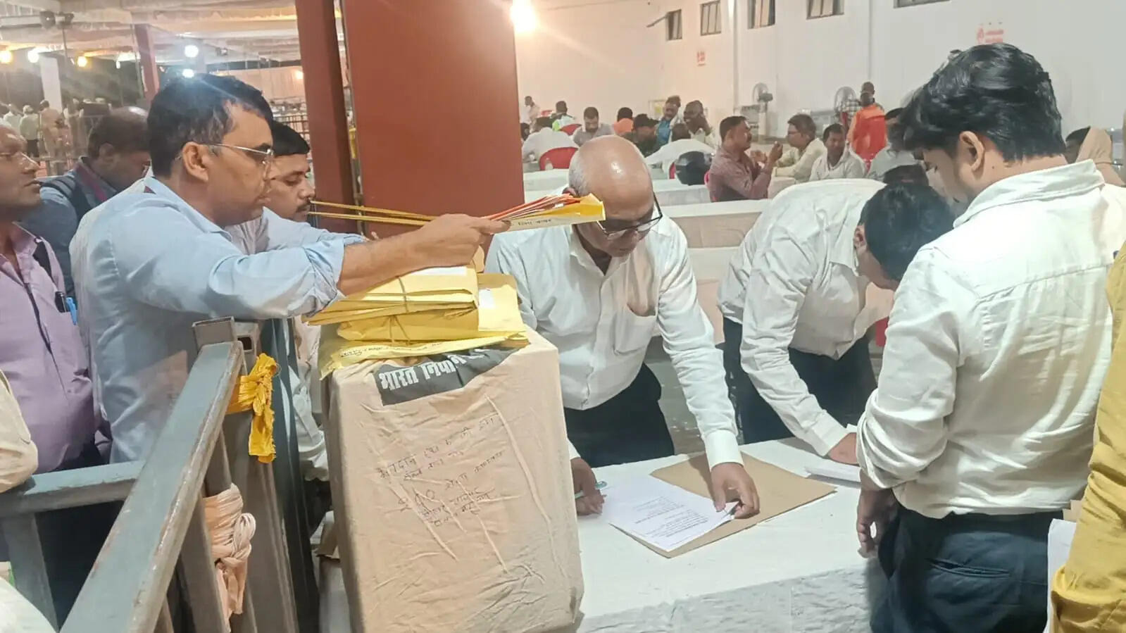 17 जनपदों की मतपेटियां कड़ी सुरक्षा में डीडीयू विश्वविद्यालय पहुंचीं, देर रात तक डटे रहे मंडलायुक्त और डीएम