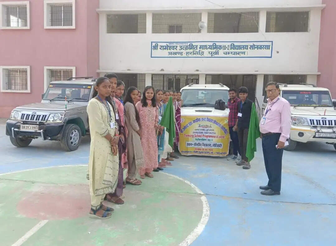 ट्विनिंग कार्यक्रम के तहत छात्रों ने मोतिहारी केंद्रीय विद्यालय के कंप्यूटर लैब का किया अवलोकन