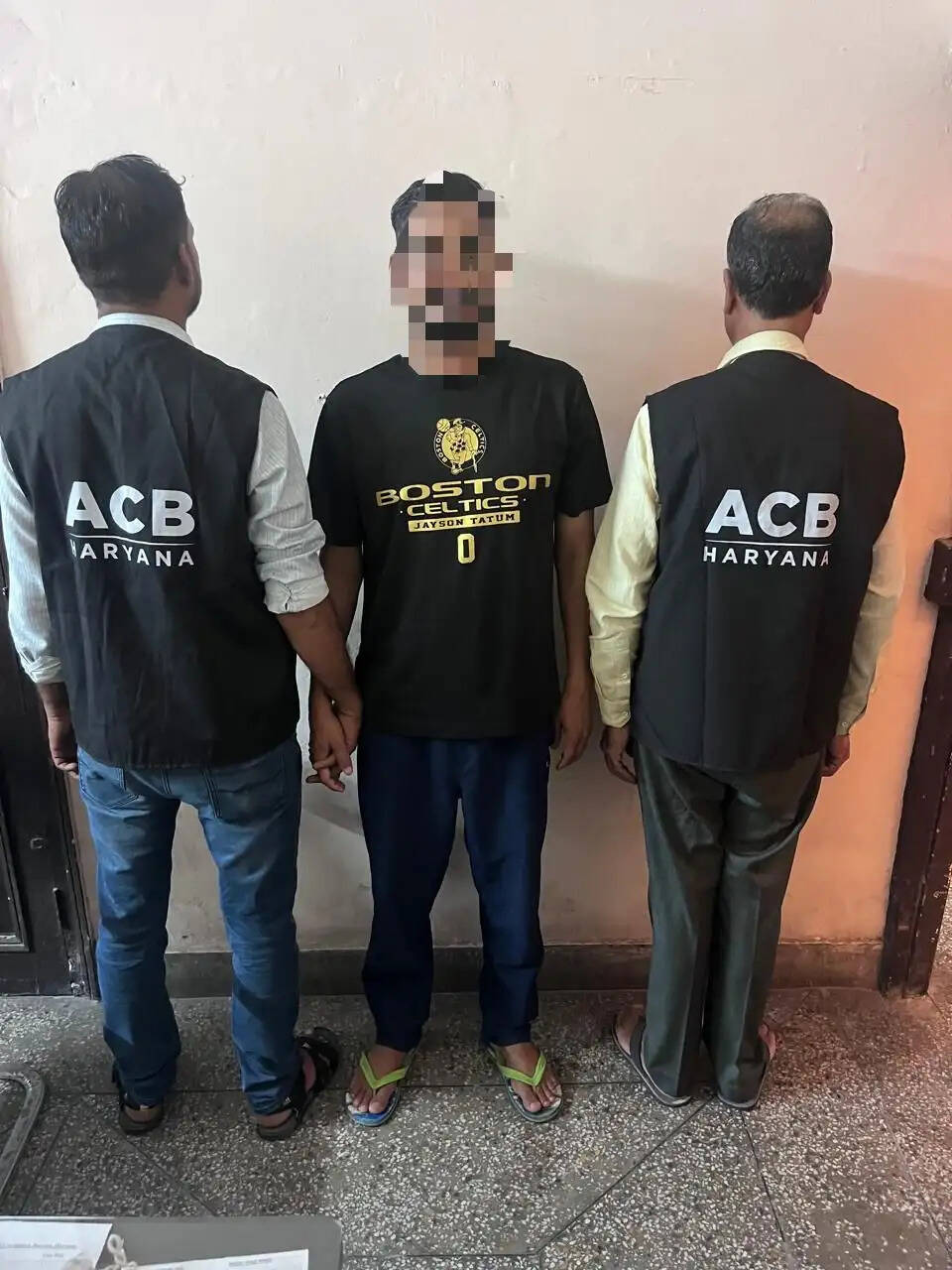 विदेश से लौटे फरार आरोपी को एसीबी ने दबोचा