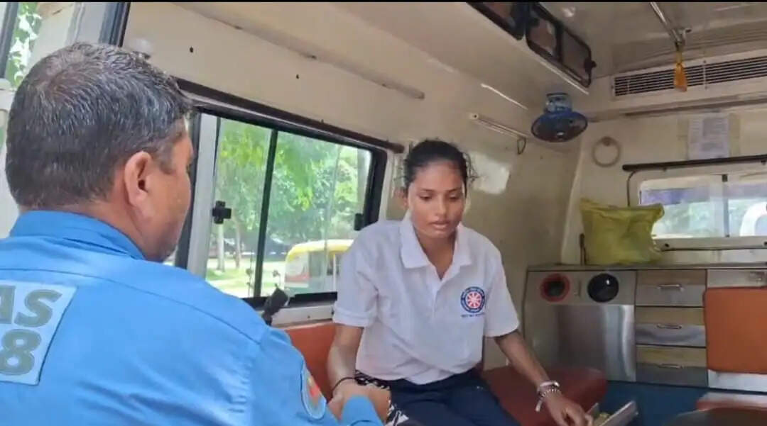 पलवल : तिरंगा यात्रा में तेज धूप से दर्जनभर से अधिक बच्चे बेहोश, अस्पताल पहुंचाया