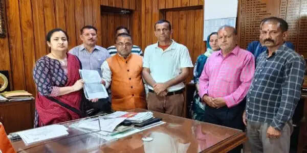 पोंटा के वार्ड नंबर 13&nbsp; के लोग गंदे पानी की समस्या से परेशान, उपायुक्त को सौंपा ज्ञापन