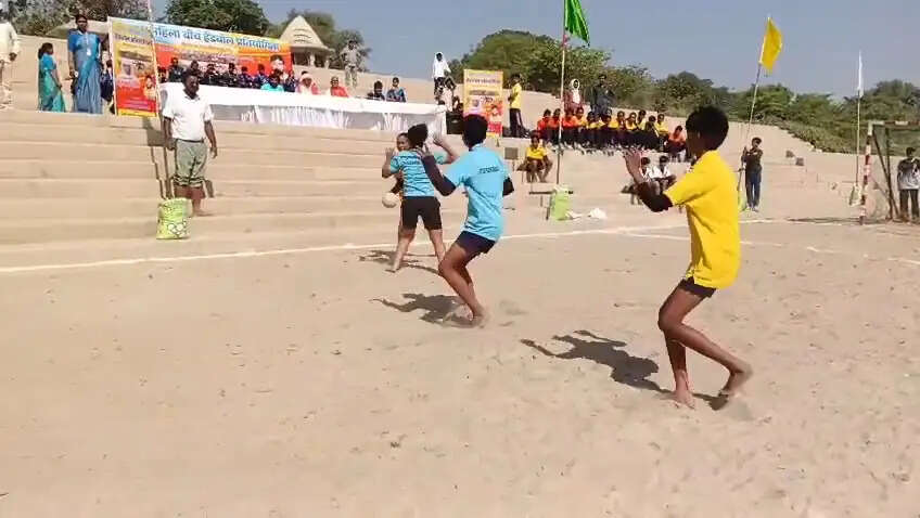 काशी में पहली बार गंगा की रेत पर महिला बीच हैंडबॉल प्रतियोगिता,खिलाड़ियों ने दिखाया दमखम