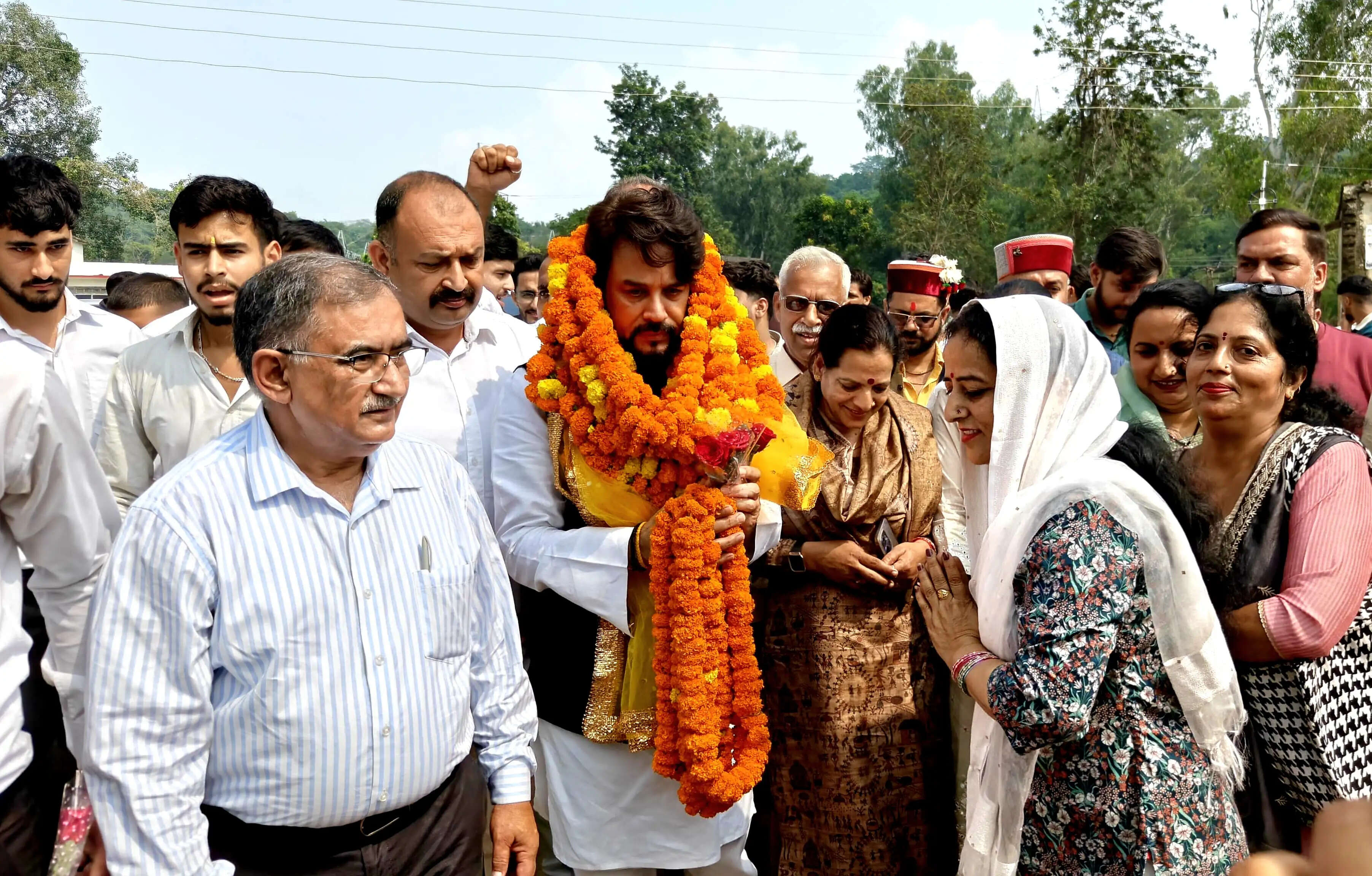 अनुराग ठाकुर ने फिट इंडिया मूवमेंट को बढ़ावा देने लिए नादौन में खेल उपकरण बांटे