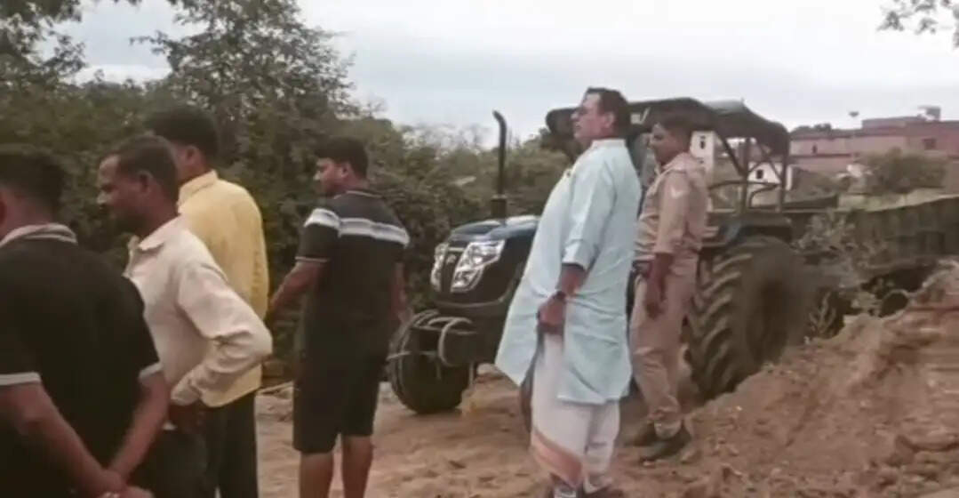 जब अंडरपास में फंसी विधायक की कार, लाेगाें ने किया वीडियाे वायरल
