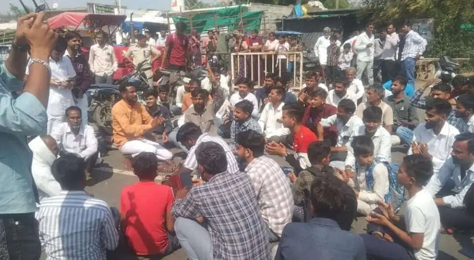 आगरमालवाः नाबालिक से छेड़छाड करने वाले आरोपी के मकान पर चला बुलडोजर