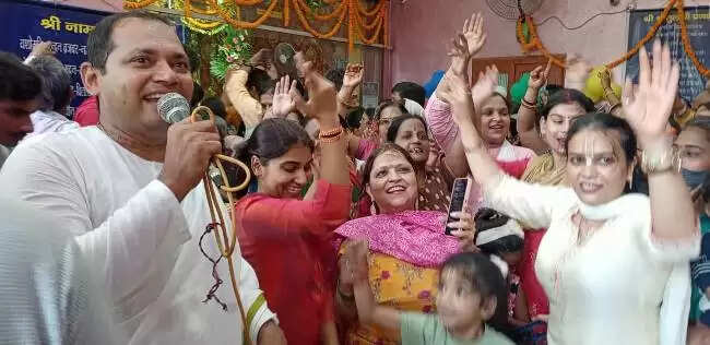 कहीं केट काटकर तो कहीं अभिषेक कर मनाया गया राधा रानी का जन्मोत्सव