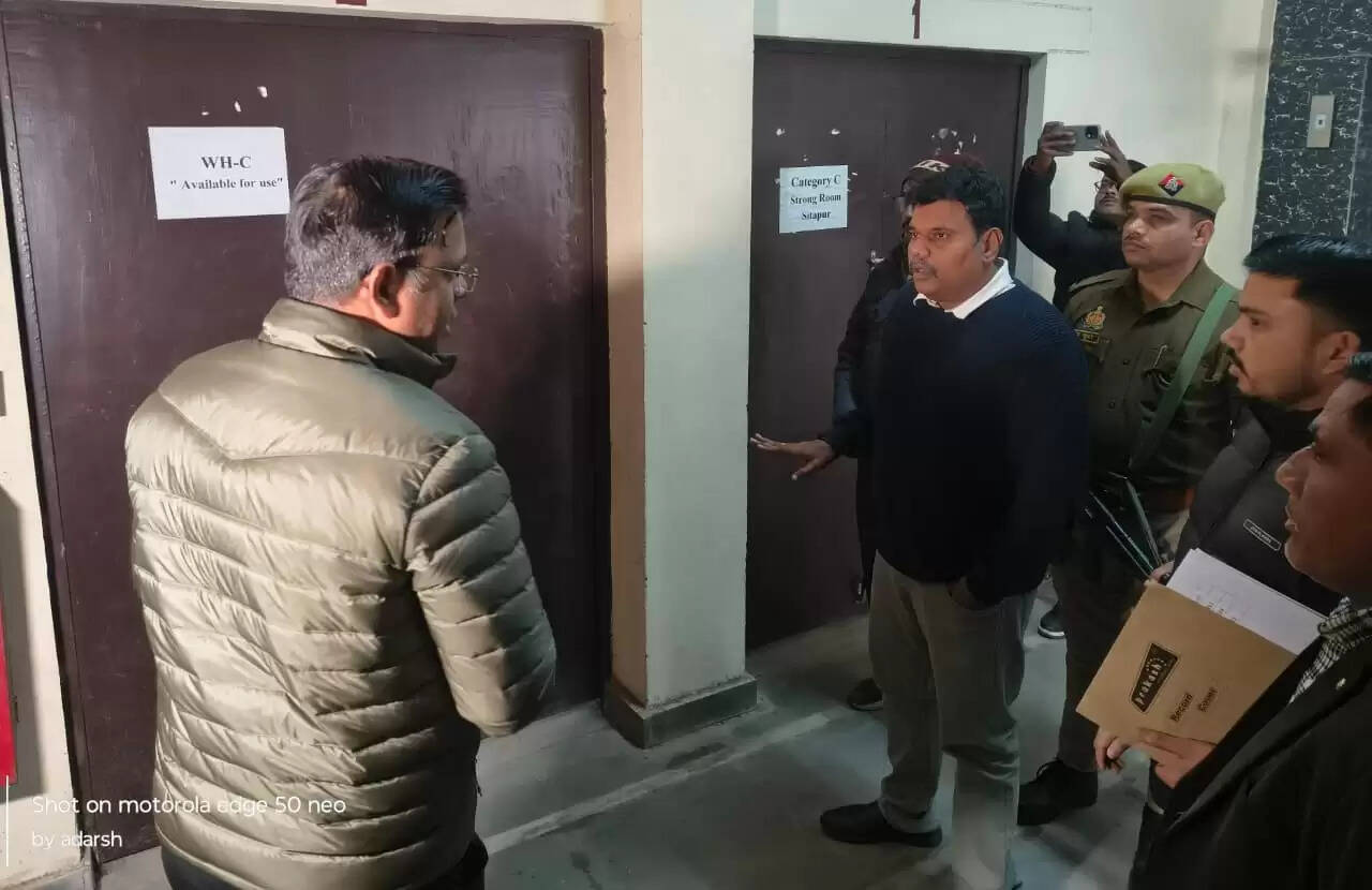 सीतापुर: तंबाैर सीएचसी ने डीएम का निरीक्षण, रेडियोलॉजिस्ट का तबादला और दो स्वास्थ्यकर्मियों का वेतन काटा