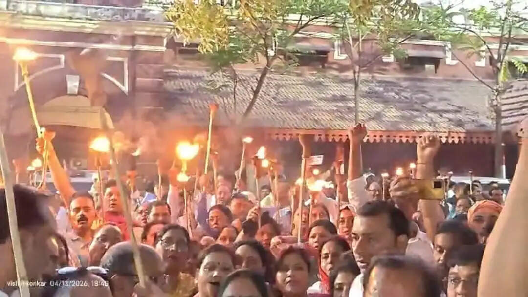 टेट अनिवार्यता के विरोध में शिक्षकों ने निकाला मशाल जुलूस