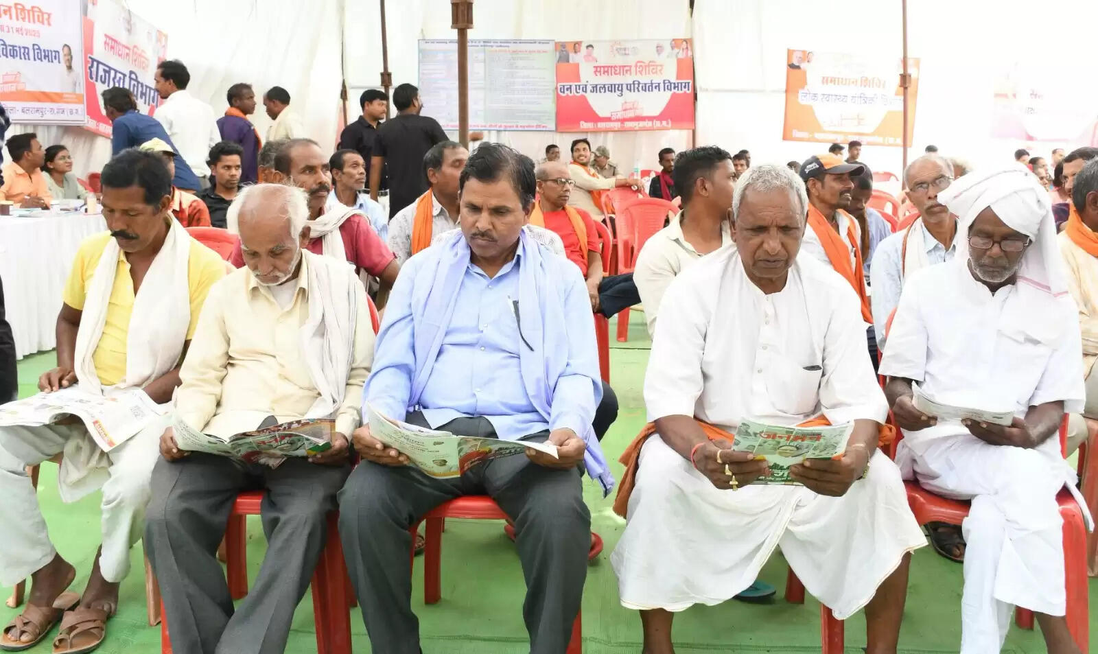 बलरामपुर : समाधान शिविर में ग्रामीणों को मिली योजनाओं की जानकारी, जनमन पत्रिका बनी मार्गदर्शक