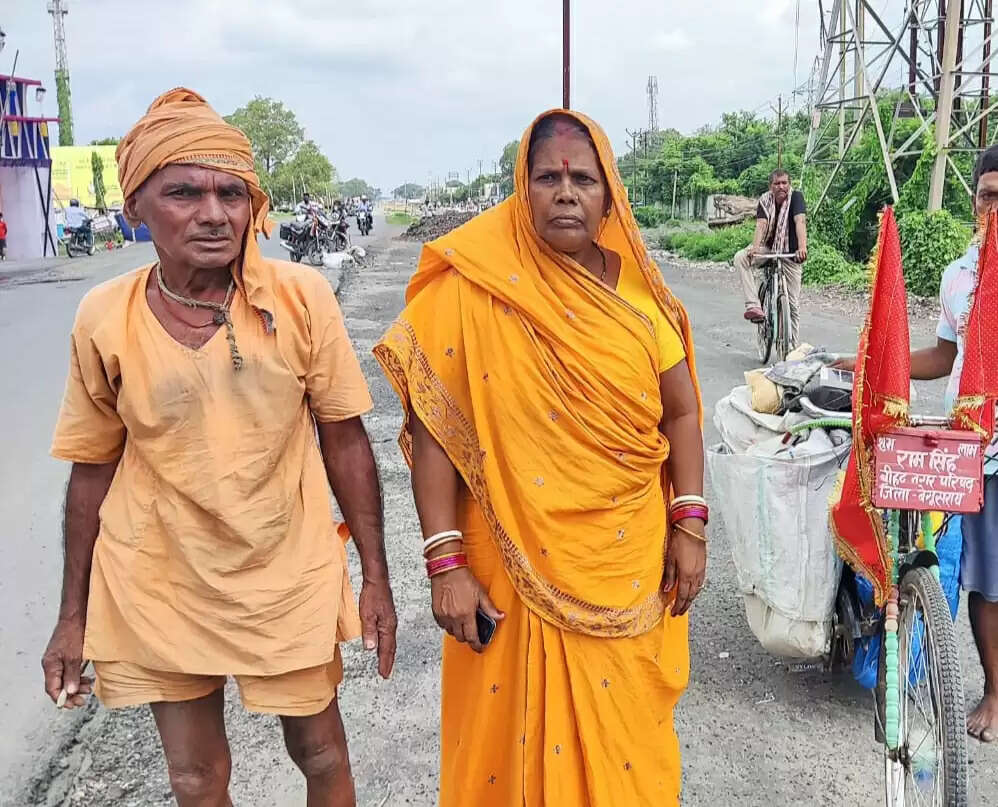 दुर्गा मां को नमन कर दंड प्रणाम यात्रा पर देवघर के लिए निकल पड़े 75 वर्षीय राम बाबा
