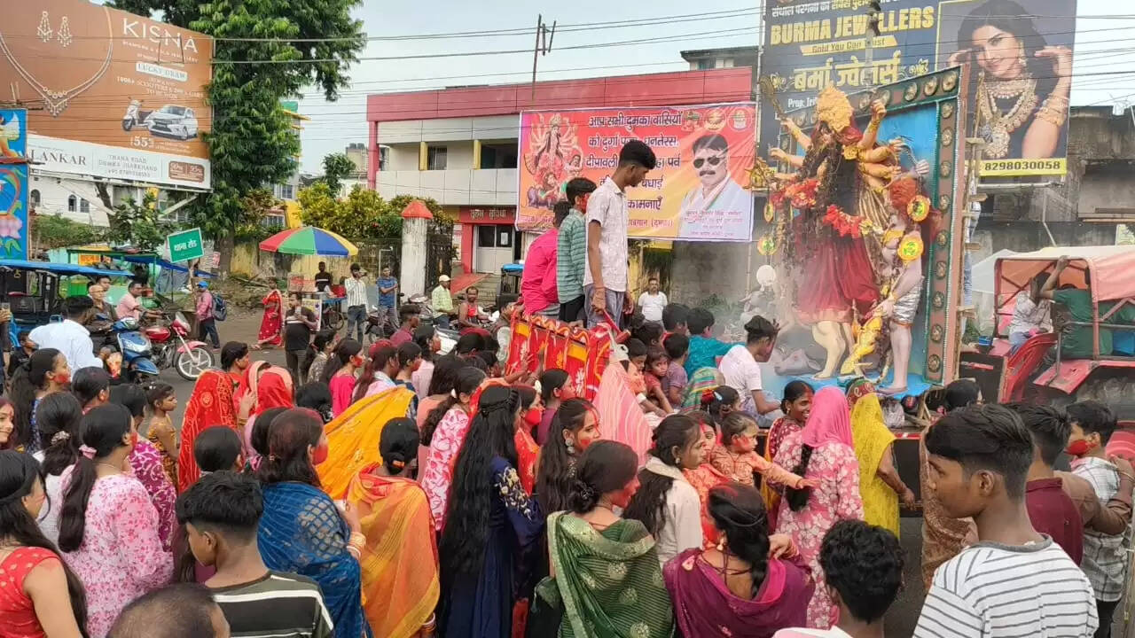 नम आंखों से दी गई मां दुर्गा को विदाई