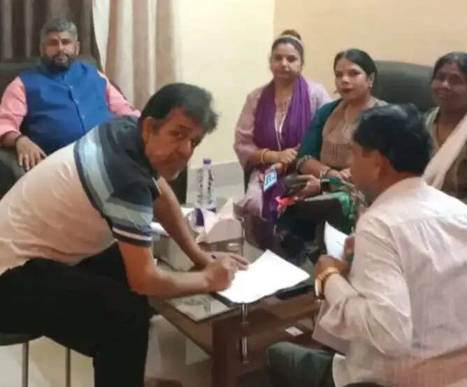ग्राम कचहरी के न्यायमित्रों ने विधायक को सौंपा ज्ञापन