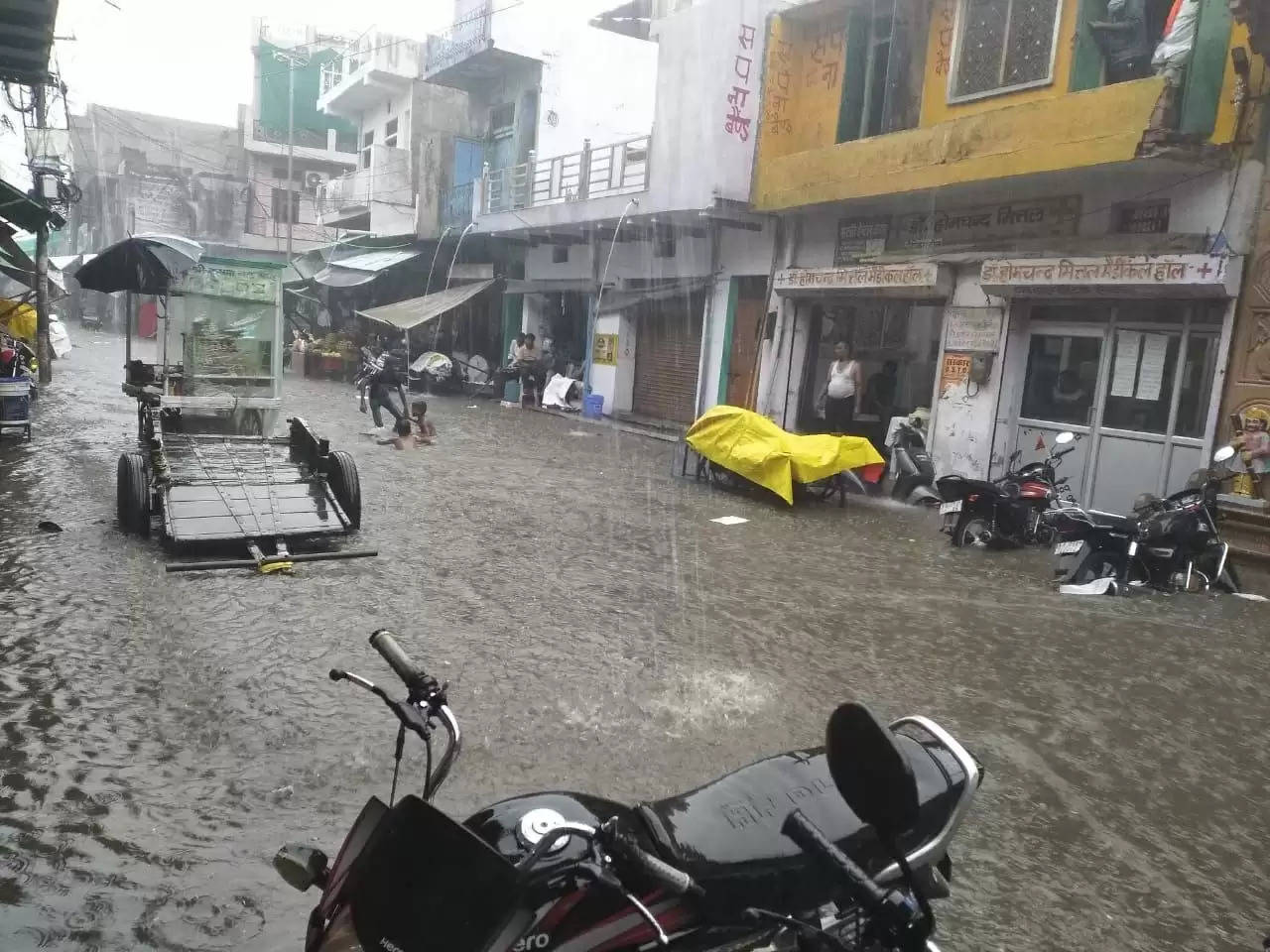 जयपुर समेत नौ जिलों में बरसात, पाली में दुकान का छज्जा गिरने से भाई-बहन की मौत