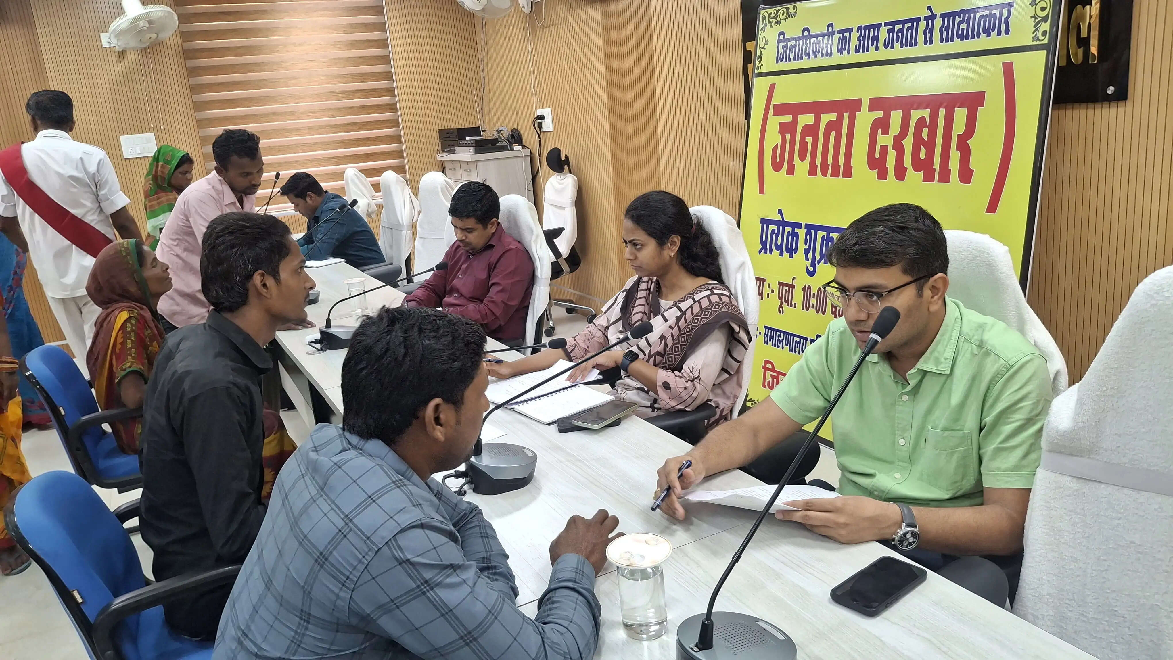 सुपौल समाहरणालय में जिला जनता दरबार आयोजित, डीएम सावन कुमार ने सुनीं 35 लोगों की समस्याएं