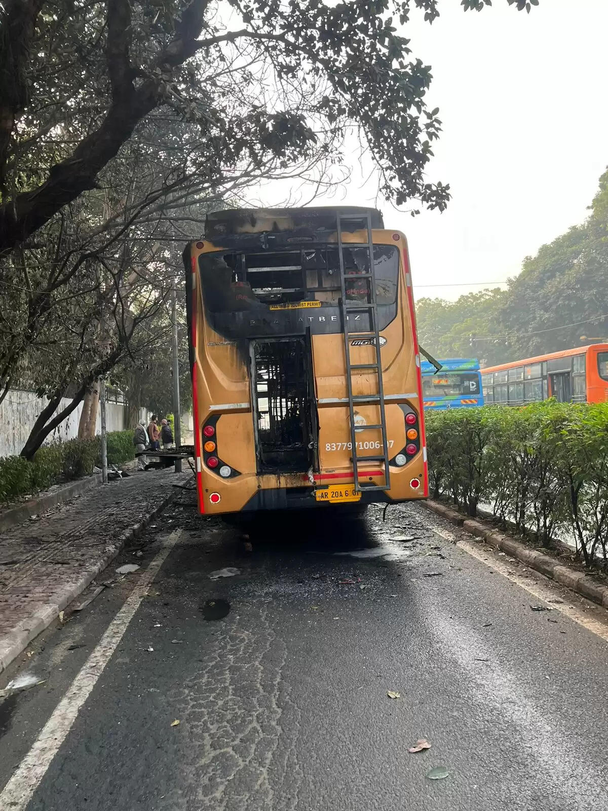 डबल डेकर प्राइवेट बस में लगी आग