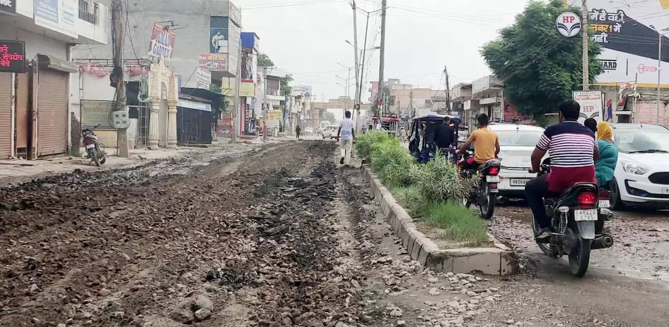 सोनीपत: विधायक के आदेश पर रेलवे रोड गन्नौर पर रिपेयरिंग काम शुरू