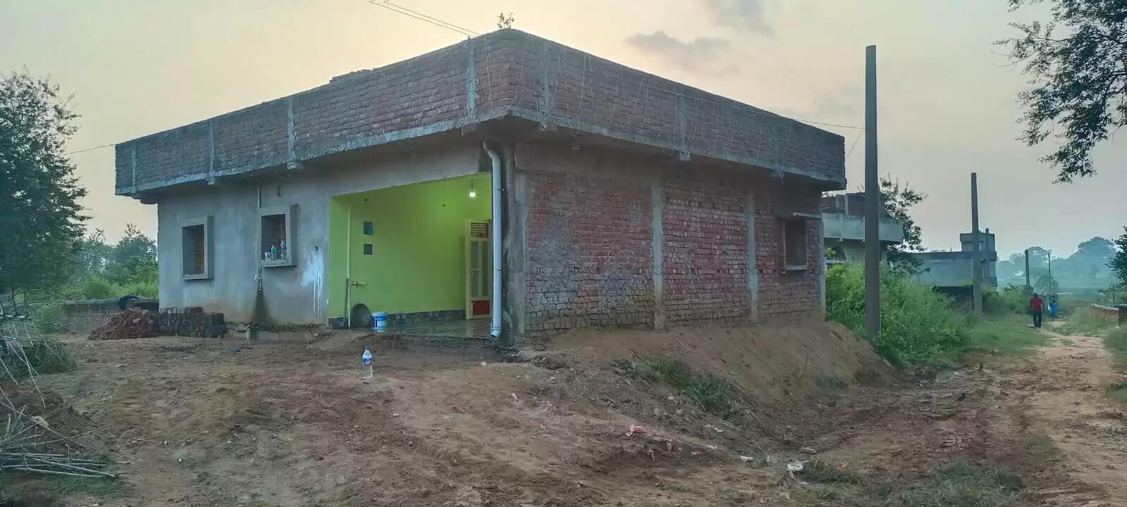 घरवालों को बंधक बनाकर लाखों रुपये की संपत्ति लूटी