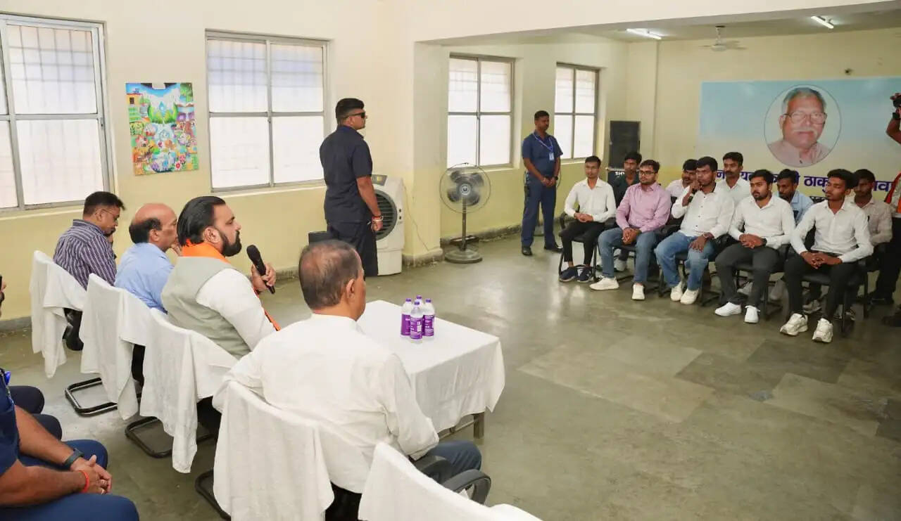 मुख्यमंत्री ने जननायक कर्पूरी ठाकुर छात्रावास का किया निरीक्षण, छात्रों से किया संवाद