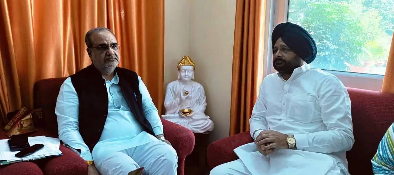 भाजपा प्रदेश अध्यक्ष से मिले मनजीत सिंह, बरेली हवाई अड्डे का नाम बदलने का सौंपा पत्र