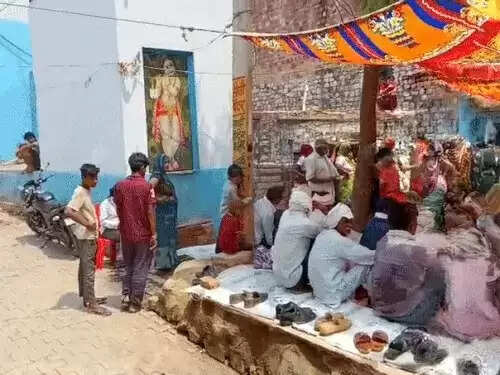 पति-पत्नी ने जहर खाकर दे दी जान, पांच बच्चों के सिर से उठा मां-बाप का साया