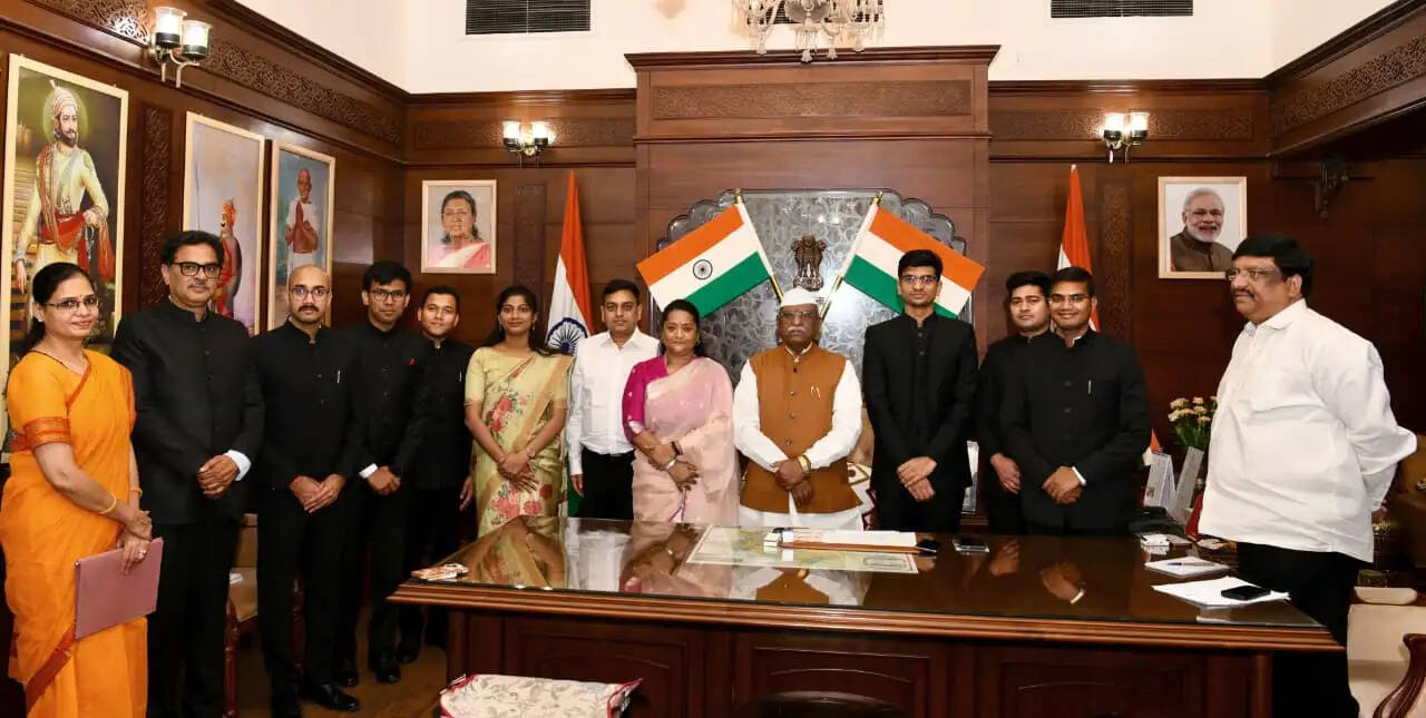 राज्यपाल से भारतीय प्रशासनिक सेवा के वर्ष 2025 बैच के प्रशिक्षु अधिकारियों ने की मुलाकात