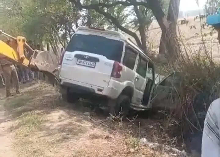 एटा में अनियंत्रित स्कार्पियो ने मोटरसाइकिल सवार दो लोगों सहित तीन को रौंदा, मौत