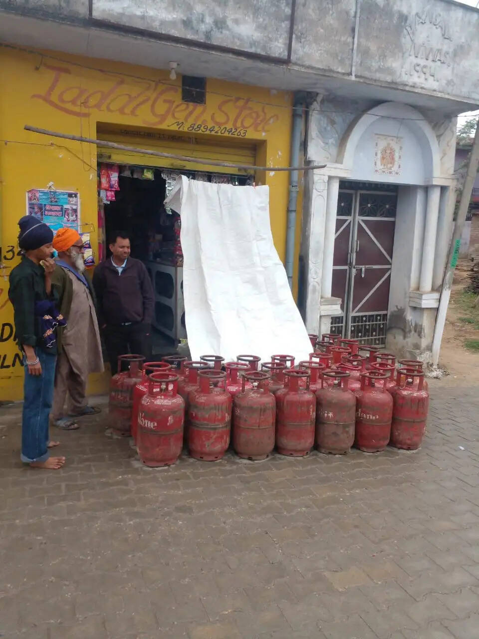 ऊना : एलपीजी गैस सिलेंडर न पहुंचने से लोग परेशान, बुकिंग के बाद भी नहीं मिली सप्लाई