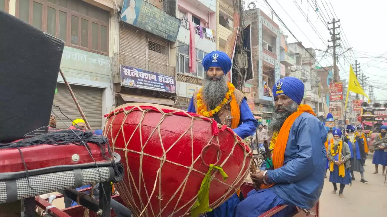 प्रकाश पर्व पर निकाली प्रभात फेरी, पंजाब से आए गतका दल ने दिखाए करतब