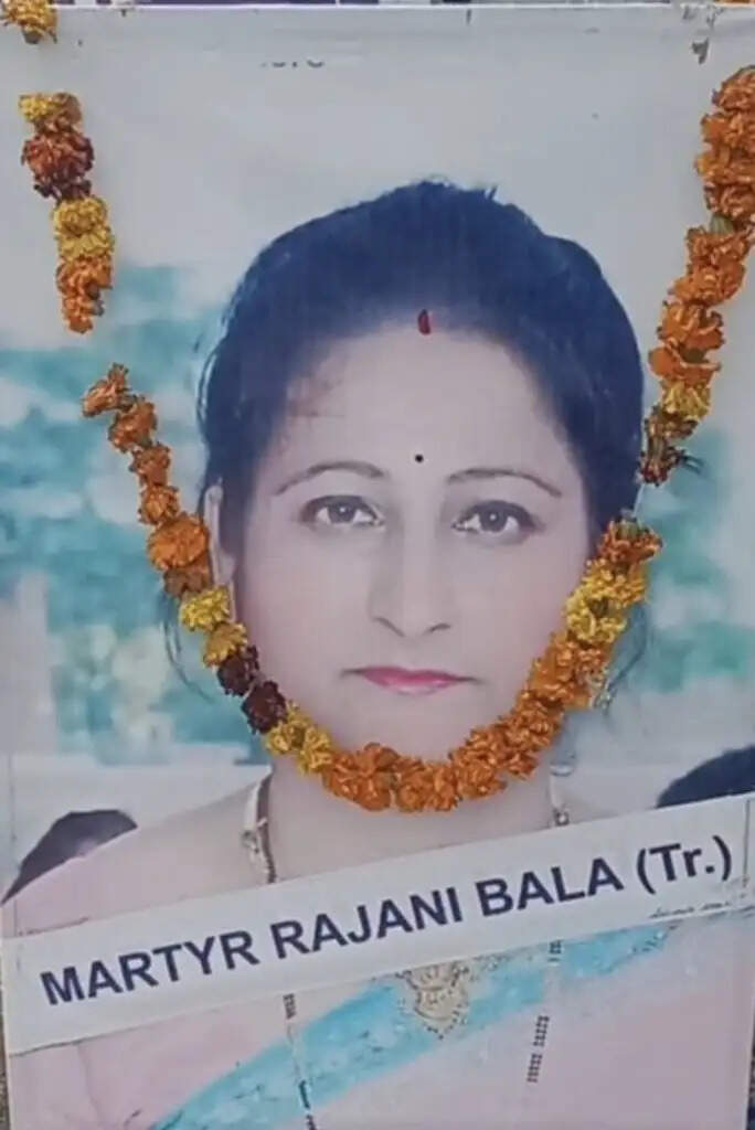 शहीद रजनी बाला को चौथी पुण्यतिथि पर श्रद्धांजलि, ट्रांसफर नीति लागू करने की मांग दोहराई