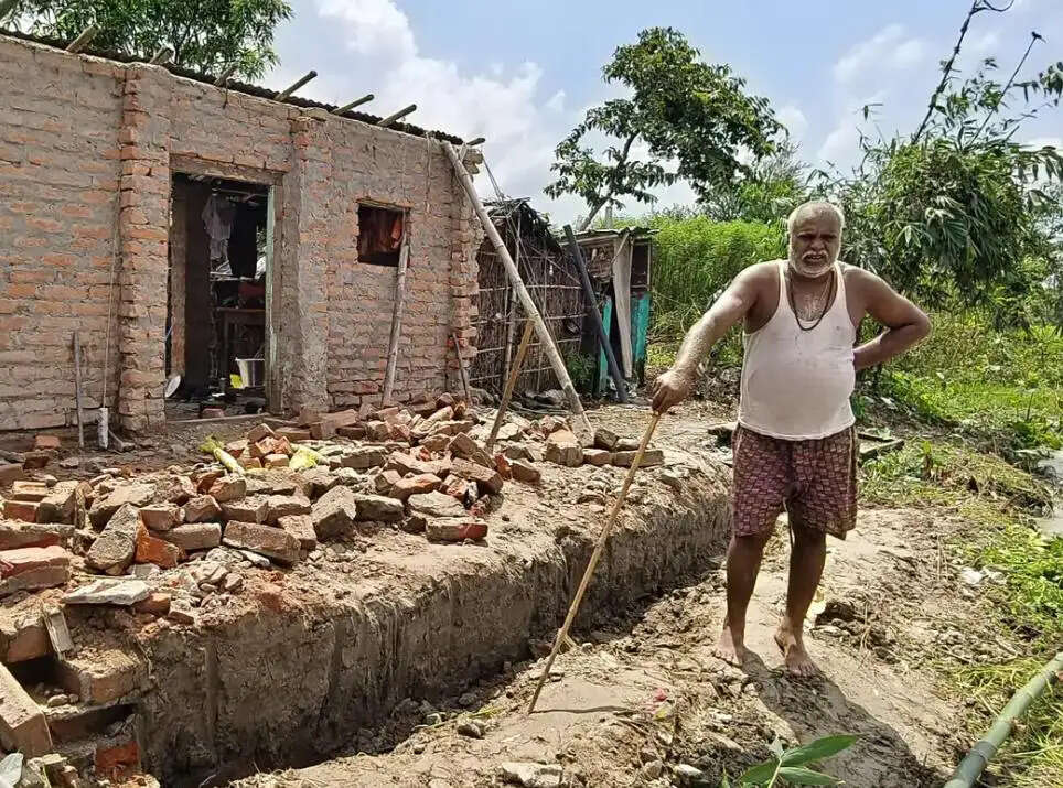 कोसी नदी के कटाव से सुजानपुर में दहशत, राधा-कृष्ण मंदिर भी नदी में समाया
