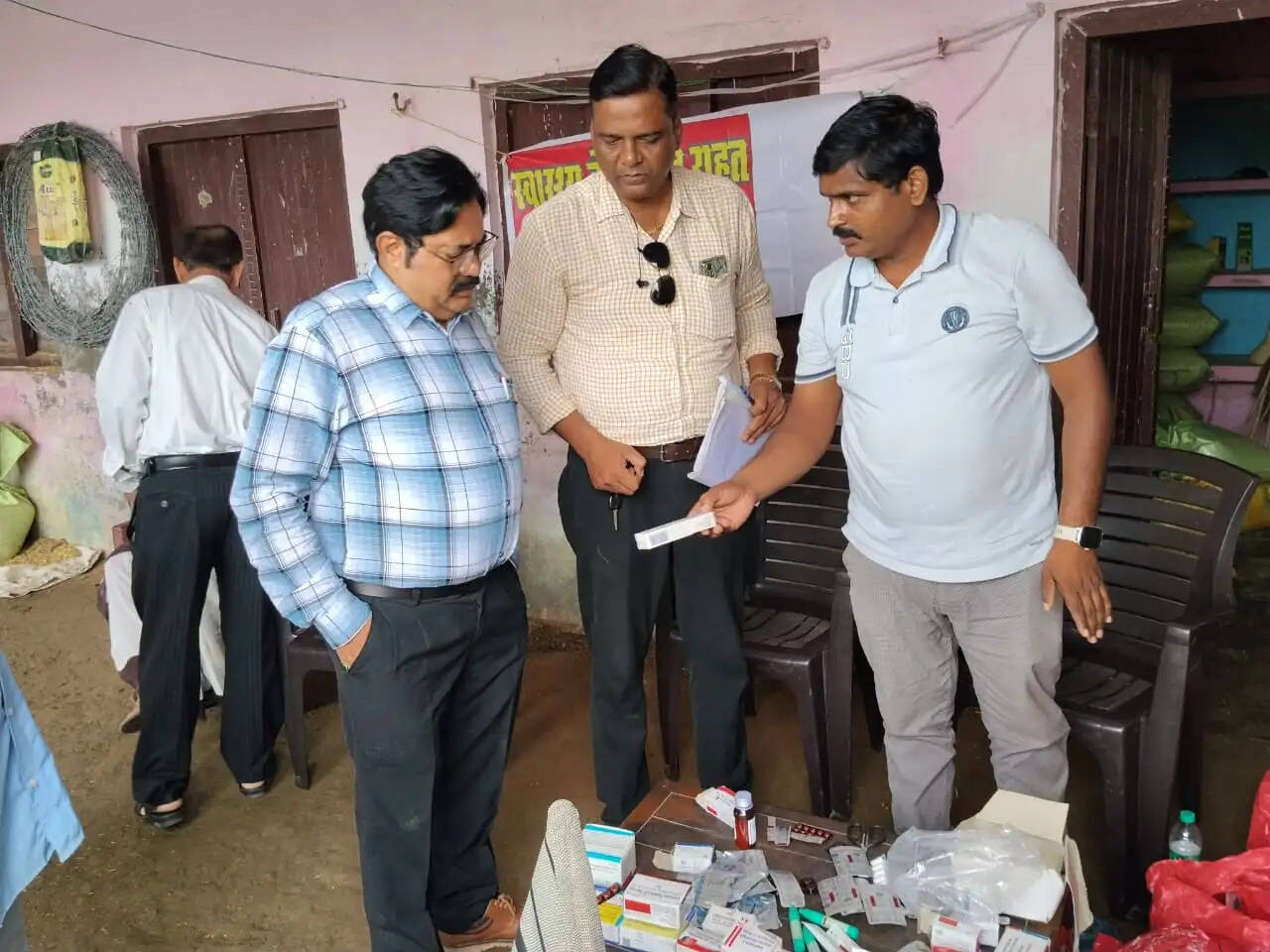 फर्रुखाबाद: बाढ़ प्रभावित क्षेत्र में सीएमओ ने उतारी 198 स्वास्थ्य विभाग की टीमें