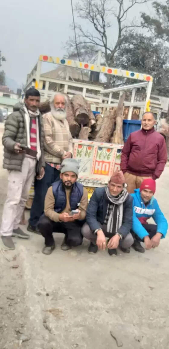 नेपाली मूल के व्यक्ति के अंतिम संस्कार के लिए उपलब्ध करवाई लकड़ियां