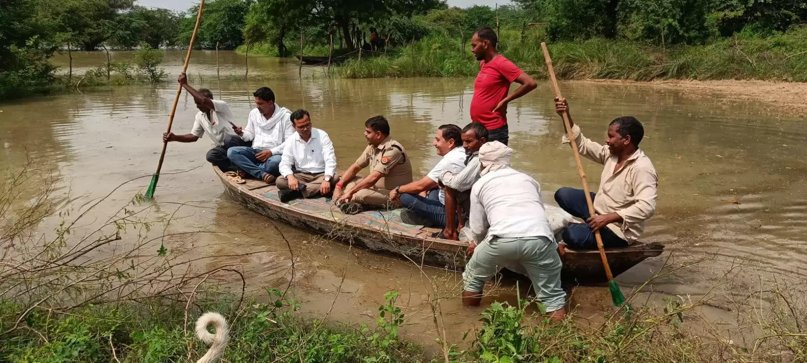 जिलाधिकारी ने बाढ़ इलाके का किया दौरा