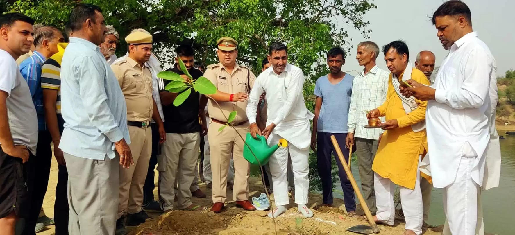 हिसार : वृद्ध पेड़ों की पूजा पौधारोपण करके हर्षोल्लास के साथ मनाया विश्व पर्यावरण दिवस