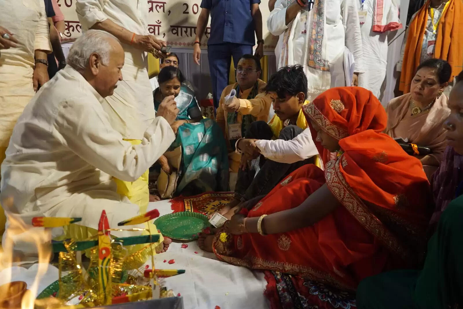 संघ प्रमुख मोहन भागवत ने निभाई अभिभावक की भूमिका, किया कन्यादान और पखारे दुल्हन के पांव