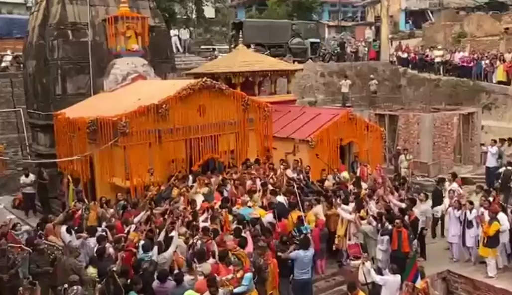 बाबा केदार की पंचमुखी डोली का विश्वनाथ मंदिर से दूसरे पड़ाव फाटा को हुआ प्रस्थान