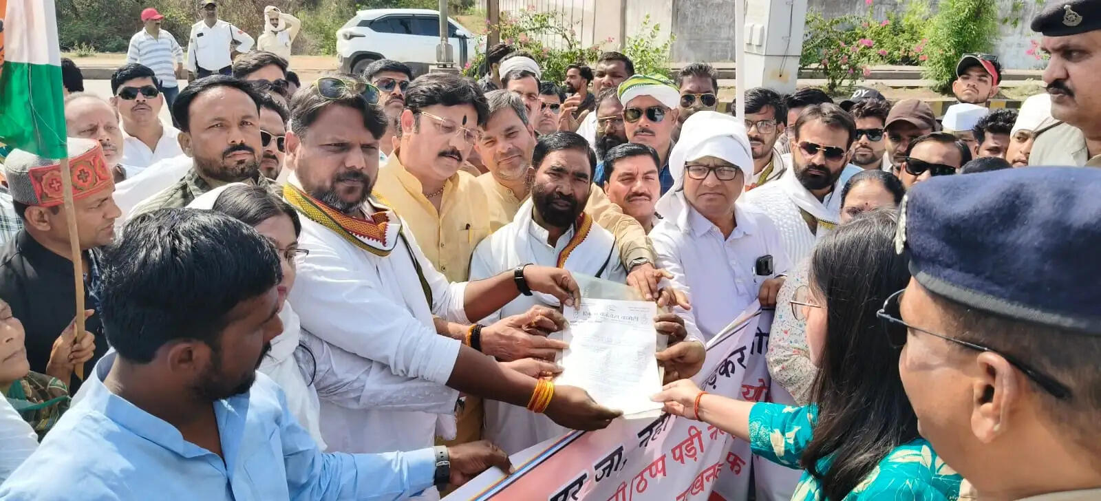 अनूपपुर: गेंहू खरीदी सहित किसानों की समस्याओं को लेकर जिला कांग्रेस का विरोध प्रदर्शन, सौंपा मांग पत्र