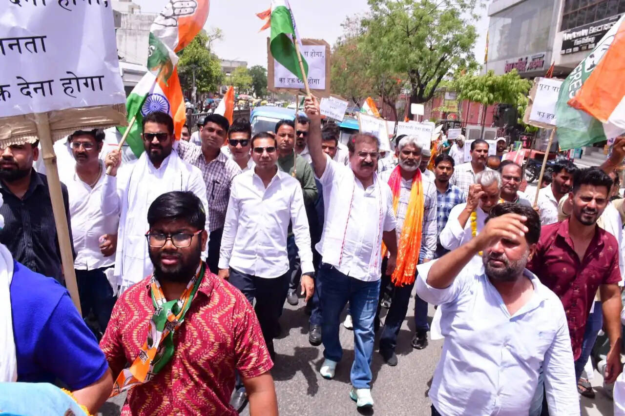 पानी पर सियासत गर्म: कांग्रेस ने जल भवन पर घेराव कर फोड़े मटके
