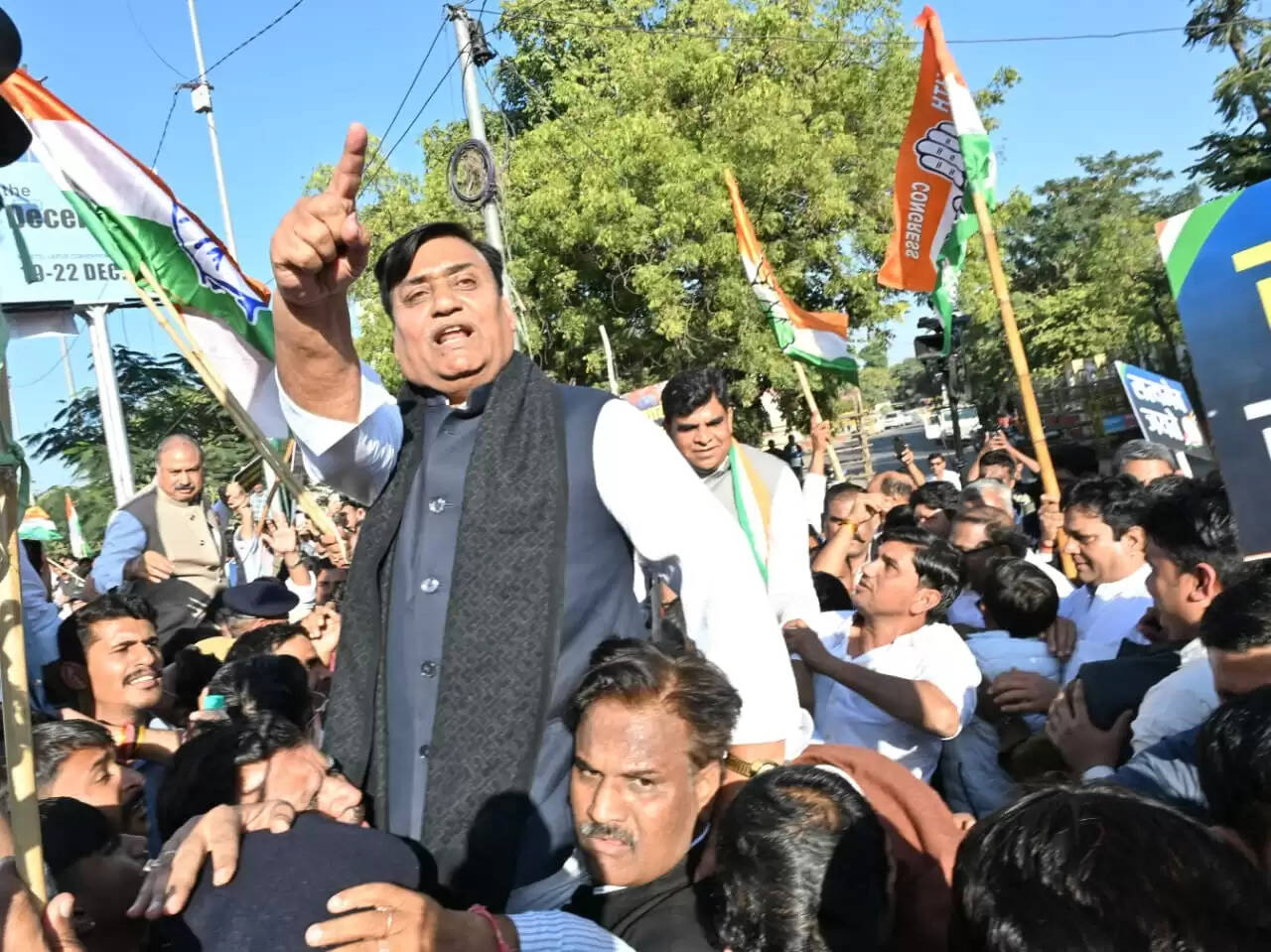 नेशनल हेराल्ड मामले में ईडी की कार्रवाई के विरोध में कांग्रेस का जोरदार प्रदर्शन